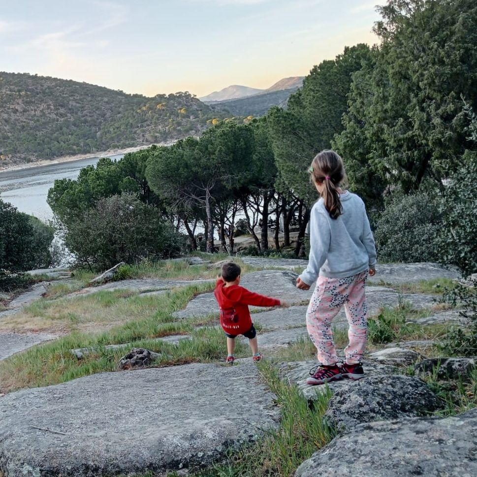 Niños jugando en Campamento Piedralaves Valle del Tietar